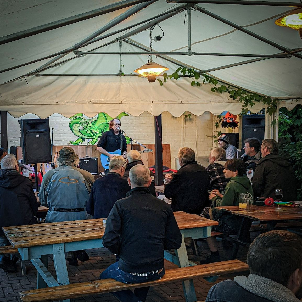 Andy Barber and Mark Gosling playing at the Green Dragon in Bungay